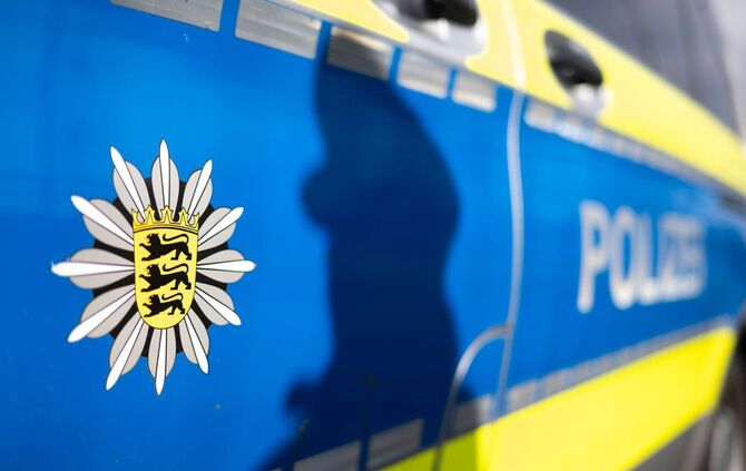 Polizisten haben eine verwirrte Seniorin in einem beschädigten Auto gefunden. (Symbolbild)