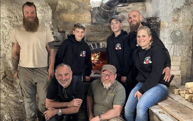 Das erste Feuer konnte bereits entfacht werden: Der Wiederaufbau des historischen Backhäusles von Daniela (r.) und Timo Leitner