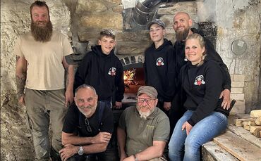 Das erste Feuer konnte bereits entfacht werden: Der Wiederaufbau des historischen Backhäusles von Daniela (r.) und Timo Leitner 