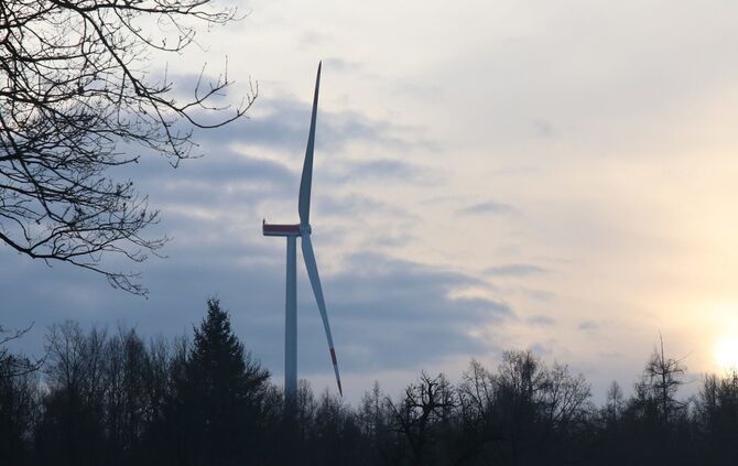 Blick auf eine der Windenergieanlagen im Windpark Goldboden, wo Mitte Mai der Austausch eines Hauptlagers geplant ist.