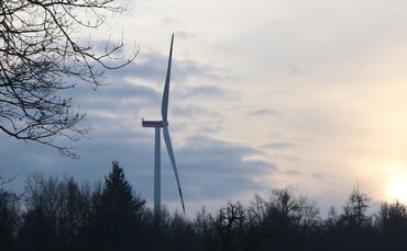 Blick auf eine der Windenergieanlagen im Windpark Goldboden, wo Mitte Mai der Austausch eines Hauptlagers geplant ist.