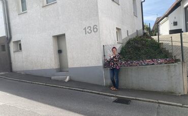 Diana Stabl am Hintereingang ihres Hauses in der Bittenfelder Schillerstraße. Der Vordereingang ist von der Straße abgewandt.