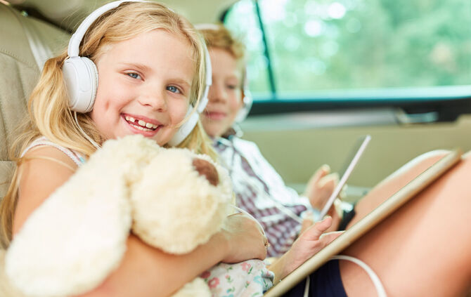 Gerade auf Autofahrten können Kinderpodcasts sinnvoll die Langeweile vertreiben. Der Waiblinger Kiebitz 2026 bietet dabei tolle