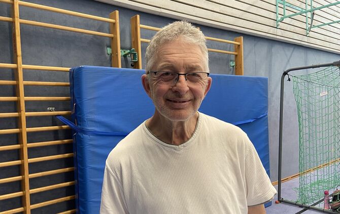 Winfried Döneke möchte anderen Betroffenen Mut machen. In Fellbach-Oeffingen spielt er mit Parkinson-Erkrankten und Nicht-Erkran