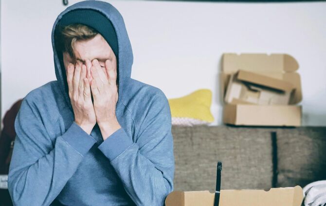 Immer mehr junge Menschen in Deutschland sind überschuldet. Warum das so ist, darüber haben wir mit Lena Eschle von der Zentrale