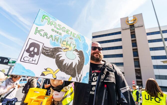 Proteste zum Lufthansa-Jubiläum