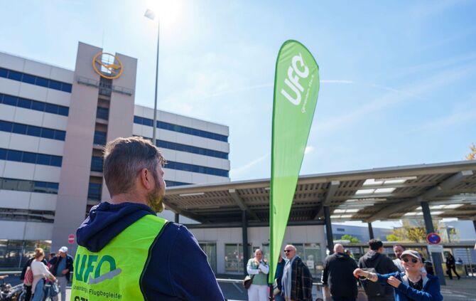 Festakt 100 Jahre Lufthansa und ganztägiger Streik des Kabinenpe