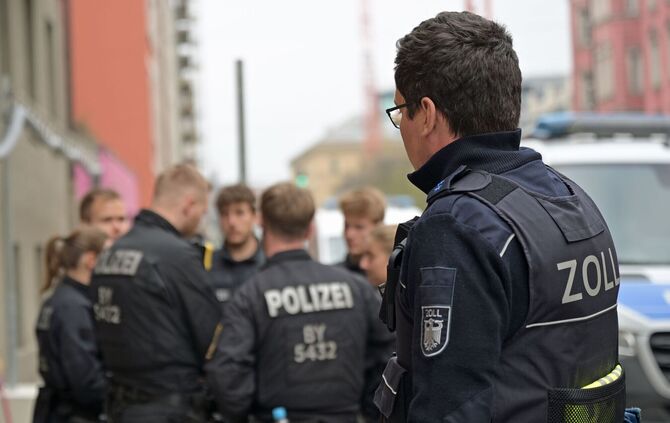 Großeinsatz der Polizei und Zoll in München