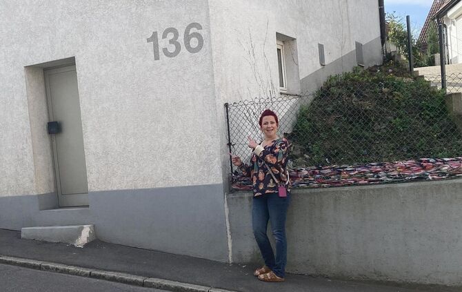 Diana Stabl am Hintereingang ihres Hauses in der Bittenfelder Schillerstraße. Der Vordereingang ist von der Straße abgewandt.