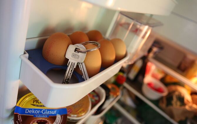 Schlüsselbund liegt im Eierfach eines Kühlschranks