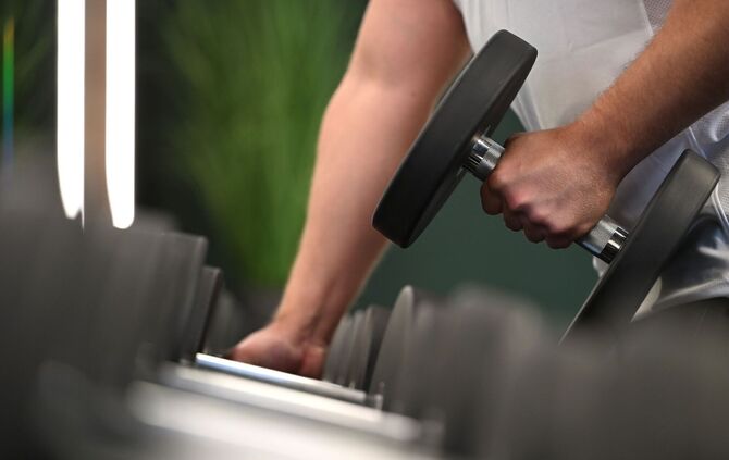 Hantelbank im Fitnessstudio