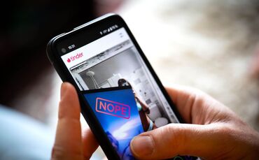 Dating-App Tinder auf einem Smartphone