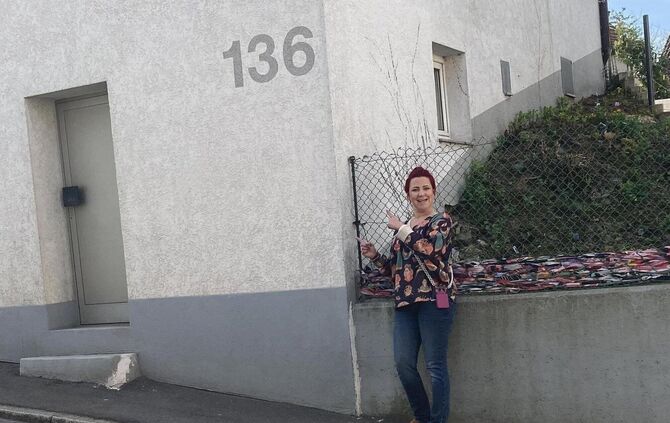 Diana Stabl am Hintereingang ihres Hauses in der Bittenfelder Schillerstraße. Der Vordereingang ist von der Straße abgewandt.