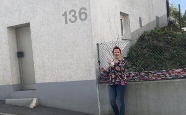 Diana Stabl am Hintereingang ihres Hauses in der Bittenfelder Schillerstraße. Der Vordereingang ist von der Straße abgewandt.