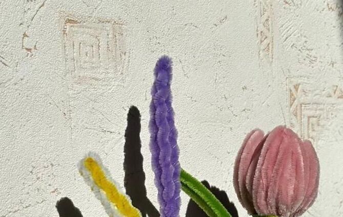 Aus bunten Pfeifenputzern lassen sich fantasievolle Blumen gestalten.