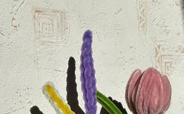 Aus bunten Pfeifenputzern lassen sich fantasievolle Blumen gestalten.