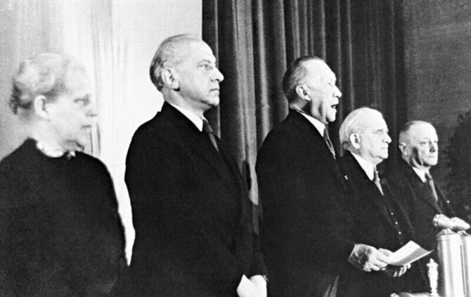 Verkündung des Grundgesetzes durch den Präsidenten des Parlamentarischen Rates, Konrad Adenauer, am 23.05.1949.