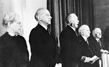Verkündung des Grundgesetzes durch den Präsidenten des Parlamentarischen Rates, Konrad Adenauer, am 23.05.1949.