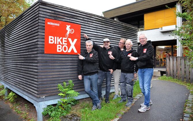 Das Team der BikeBox präsentiert sich vor der Fahrradwerkstatt auf dem Gelände der Diakonie Stetten.