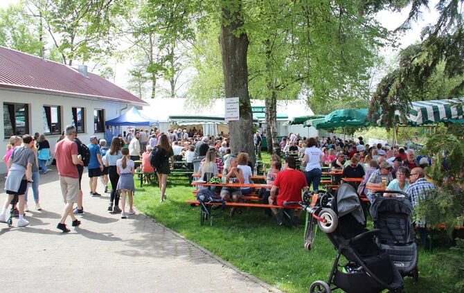Gut besuchter Biergarten beim Maifest des Musikvereins Rietenau an der Musikhalle.