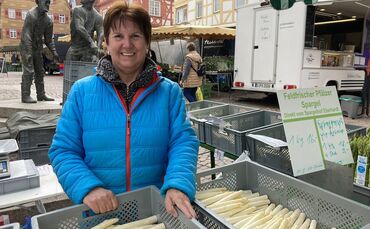 Elke Günther ist Verkäuferin auf dem Wochenmarkt für den Spargelhof Andreas Eberhardt.