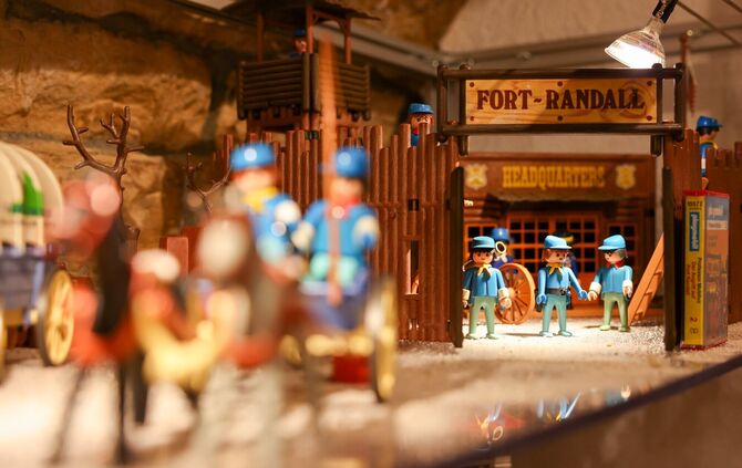 Kurz vom Showdown - Western im Playmobilland. Und es gibt noch mehr der bunte Welten im Museum im Hirsch zu entdecken.