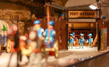 Kurz vom Showdown - Western im Playmobilland. Und es gibt noch mehr der bunte Welten im Museum im Hirsch zu entdecken.