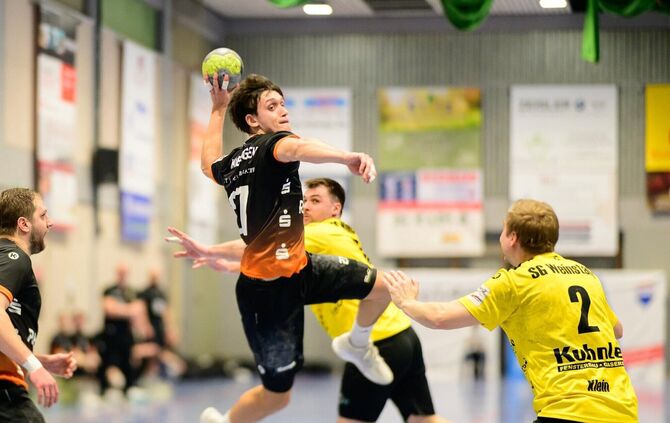 Martin Lübke und der VfL Waiblingen könnten im Abstiegskampf von der SG Weinstadt profitieren (hier im Duell mit Julian Linsenma