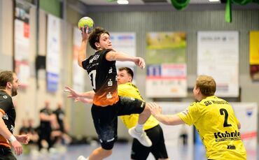 Martin Lübke und der VfL Waiblingen könnten im Abstiegskampf von der SG Weinstadt profitieren (hier im Duell mit Julian Linsenma