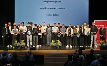 Die Allerbesten und die Innungspreisträger mit den Notabeln der Kreishandwerkerschaft auf der Bühne der Künkelinhalle am Montag 