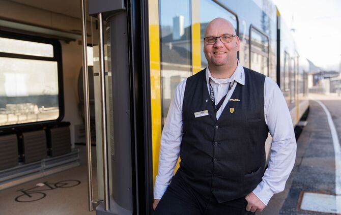 Der Zugbegleiter Ronald-Phillip Tolkiehn erhält den Preis Eisenbahner mit Herz.