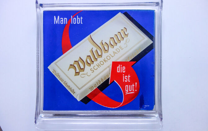 Historischer Zahlteller mit Waldbaur-Schokoladenwerbung aus der Sonderausstellung im Württemberg-Haus Beutelsbach.
