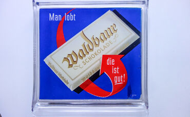 Historischer Zahlteller mit Waldbaur-Schokoladenwerbung aus der Sonderausstellung im Württemberg-Haus Beutelsbach.