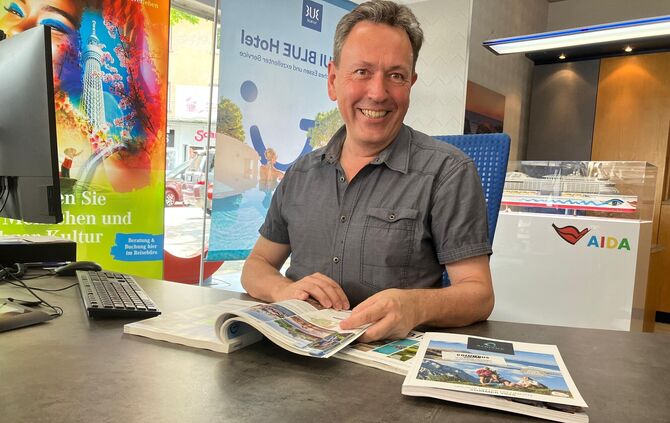 Reiseexperte Jochen Ziesel in seinem Büro in der Bahnhofstraße (Archivfoto).