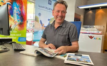 Reiseexperte Jochen Ziesel in seinem Büro in der Bahnhofstraße (Archivfoto).