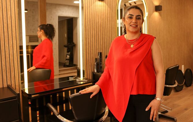 Fatma Murat in ihrem Damenfriseursalon in der Mühltorstraße.