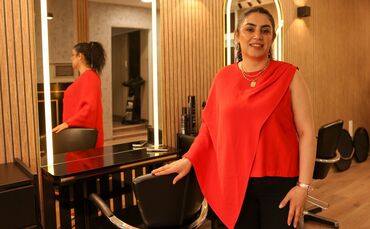 Fatma Murat in ihrem Damenfriseursalon in der Mühltorstraße.
