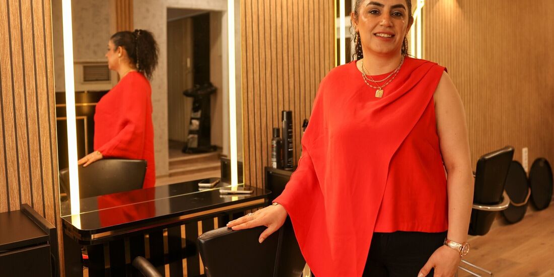 Fatma Murat in ihrem Damenfriseursalon in der Mühltorstraße.
