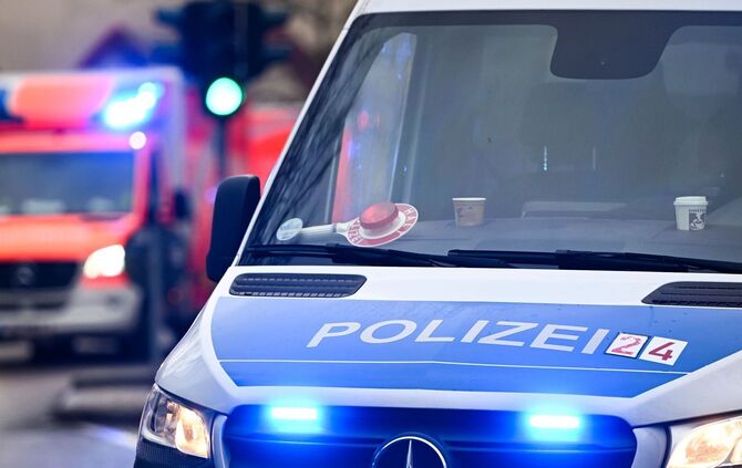 Polizei und Krankenwagen, Symbolbild