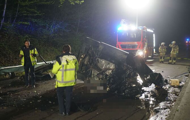 Autofahrer prallt gegen Brückenpfeiler und stirbt