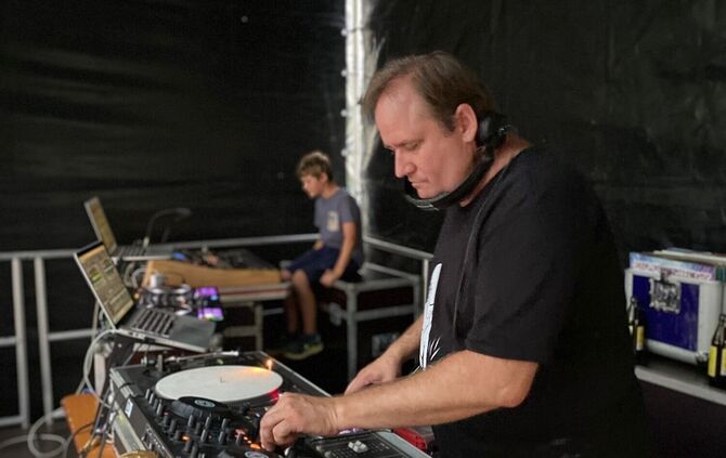 DJ Alex van de Möck bringt am Samstagabend das Bürgerhaus zum Beben.