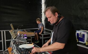 DJ Alex van de Möck bringt am Samstagabend das Bürgerhaus zum Beben.