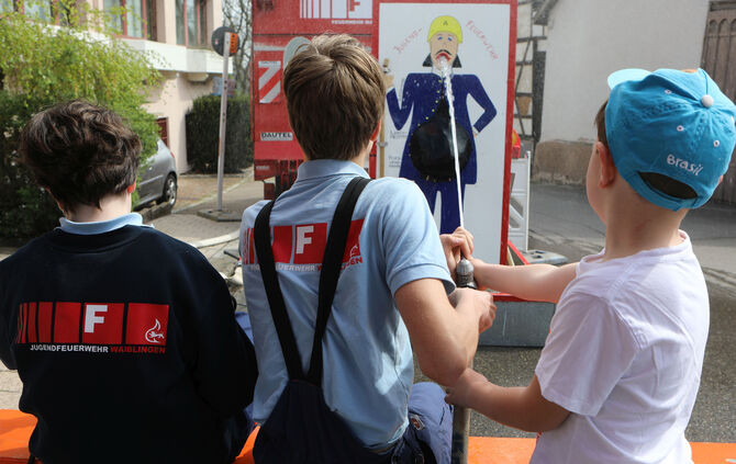 Wasserspiele mit der Jugendfeuerwehr beim Hegnacher Frühling.
