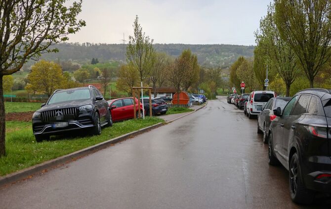 Wildes Parken an der Beutelsbacher Halle: Unser Bild zeigt die Fahrzeuge beim Handball-Heimspiel der ersten Herrenmannschaft der
