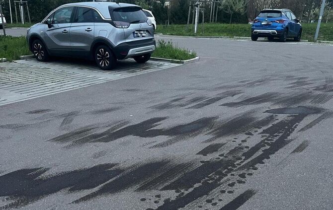 Ölspuren auf dem Wunnebad-Parkplatz.
