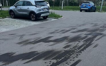 Ölspuren auf dem Wunnebad-Parkplatz.