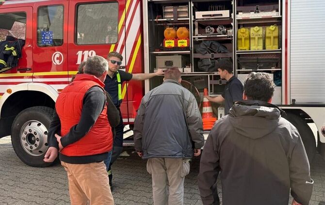 Was ist alles in so einem Löschfahrzeug drinnen? Auch das bekamen die Klienten der Diakonie gezeigt.