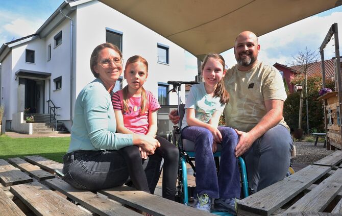 Familie Schweizer in ihrem Garten in Leutenbach. Von links: Janina, Pauline, Luise und Florian Schweizer. An der Außenfassade im