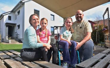 Familie Schweizer in ihrem Garten in Leutenbach. Von links: Janina, Pauline, Luise und Florian Schweizer. An der Außenfassade im