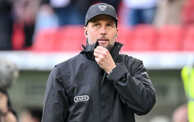 Sebastian Hoeneß und der VfB treten am Sonntag beim FC Bayern an. (Archivbild)